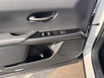 Photo 7 du bon plan LEXUS UX 250h 2WD Premium Edition MY21 occasion à 24990 €