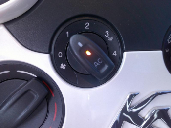 Photo 4 du bon plan FORD Ka 1.2 69ch Stop&Start White Edition occasion à 7590 €