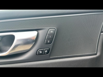 Photo 10 du bon plan VOLVO XC60 T6 Hybride Rechargeable 253 + 145ch Plus Style Dark Geartronic 8 AWD occasion à 52900 €