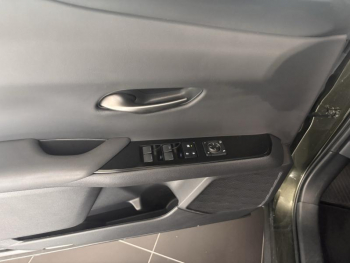 Photo 16 du bon plan LEXUS UX 250h 2WD Premium Edition MY22 occasion à 25900 €