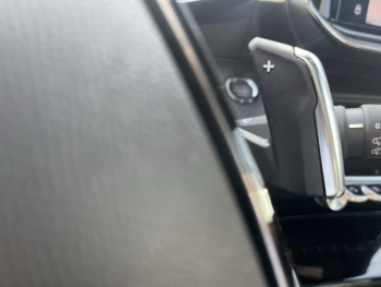 Photo 17 du bon plan PEUGEOT 2008 II Ph2 1.2 Hybrid 145ch Allure e-DCS6 occasion à 26990 €