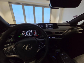 Photo 4 du bon plan LEXUS UX 250h 2WD Premium Edition MY22 occasion à 25990 €
