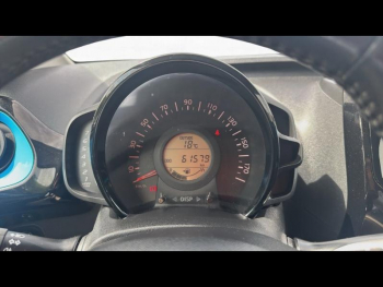 Photo 10 du bon plan TOYOTA Aygo 1.0 VVT-i 69ch Stop&Start x-cite Bleu Cyan 5p occasion à 8790 €