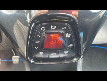 Photo 12 du bon plan TOYOTA Aygo 1.0 VVT-i 69ch Stop&Start x-cite Bleu Cyan 5p occasion à 8790 €