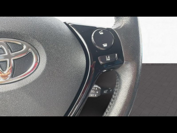 Photo 13 du bon plan TOYOTA Aygo 1.0 VVT-i 69ch Stop&Start x-cite Bleu Cyan 5p occasion à 8790 €
