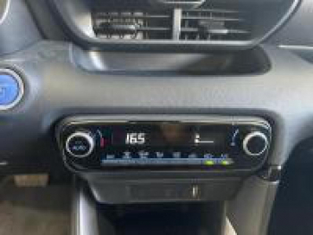 Photo 6 du bon plan TOYOTA Yaris 116h Dynamic Business 5p + Programme Beyond Zero Academy MY22 occasion à 19990 €