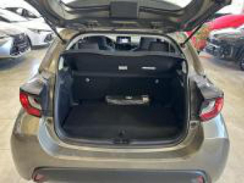Photo 12 du bon plan TOYOTA Yaris 116h Dynamic Business 5p + Programme Beyond Zero Academy MY22 occasion à 19990 €