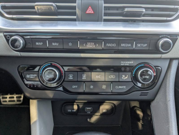 Photo 15 du bon plan KIA Niro 1.6 GDi 105ch ISG + Plug-In 60.5ch Premium DCT6 5cv occasion à 20990 €