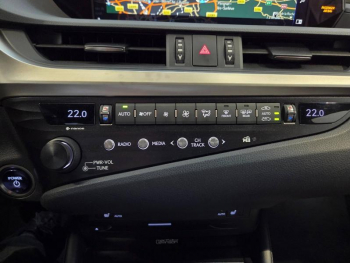 Photo 8 du bon plan LEXUS ES 300h F SPORT occasion à 34990 €