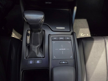 Photo 10 du bon plan LEXUS ES 300h F SPORT occasion à 34990 €