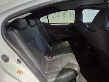 Photo 12 du bon plan LEXUS ES 300h F SPORT occasion à 34990 €