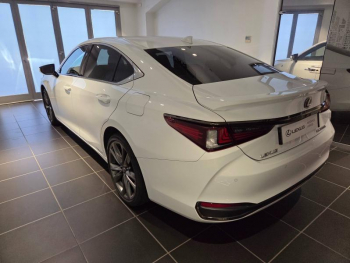 Photo 14 du bon plan LEXUS ES 300h F SPORT occasion à 34990 €
