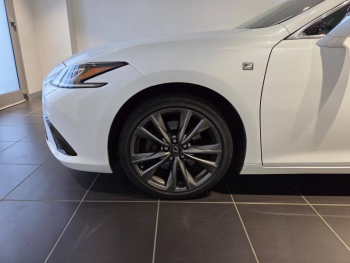 Photo 17 du bon plan LEXUS ES 300h F SPORT occasion à 34990 €