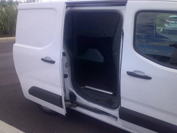 Photo 16 du bon plan OPEL Combo Cargo VUL M 650kg BlueHDi 100ch S&S Flexcargo Pack Business Connect occasion à 17900 €