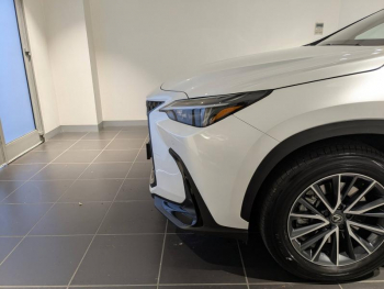 Photo 15 du bon plan LEXUS NX 450h+ 4WD Luxe MY24 occasion à 53490 €