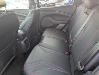 Photo 12 du bon plan FORD Mustang Mach-E 351ch Extended Range 99kWh AWD 9cv occasion à 39000 €