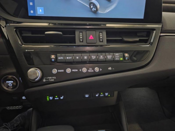Photo 9 du bon plan LEXUS ES 300h Luxe MY23 occasion à 43880 €