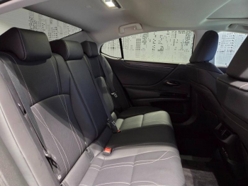 Photo 14 du bon plan LEXUS ES 300h Luxe MY23 occasion à 43880 €