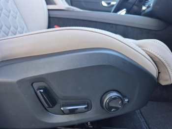 Photo 23 du bon plan VOLVO XC60 T6 Hybride Rechargeable 350ch Plus Style Dark Geartronic 8 AWD occasion à 68990 €