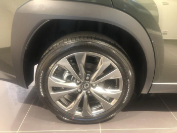 Photo 6 du bon plan LEXUS UX 300h F SPORT Design 2WD occasion à 39900 €