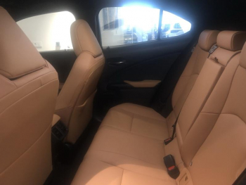 Photo 10 du bon plan LEXUS UX 300h F SPORT Design 2WD occasion à 39900 €