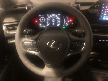 Photo 14 du bon plan LEXUS UX 300h F SPORT Design 2WD occasion à 39900 €