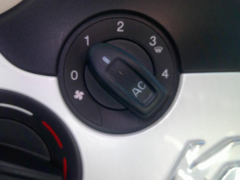 ddf-core-media-mtNh9r62791_9.jpg Photo 9 du bon plan FORD Ka 1.2 69ch Stop&Start White Edition occasion à 8390 €