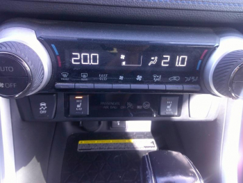 Photo 13 du bon plan TOYOTA RAV4 Hybride 222ch Collection AWD-i MY20 occasion à 28900 €