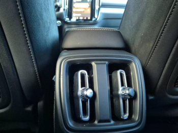 Photo 34 du bon plan VOLVO XC40 B3 163ch Plus DCT 7 occasion à 36990 €