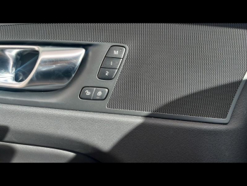 Photo 21 du bon plan VOLVO XC60 T6 Hybride Rechargeable 253 + 145ch Plus Style Dark Geartronic 8 AWD occasion à 64900 €