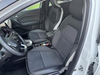 Photo 25 du bon plan RENAULT Captur 1.6 E-Tech hybride 145ch Techno Fast Track occasion à 20290 €