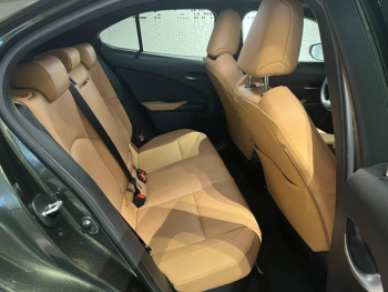 Photo 6 du bon plan LEXUS UX 300h Luxe 2WD Toit Ouvrant occasion à 34990 €