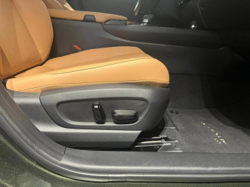 Photo 8 du bon plan LEXUS UX 300h Luxe 2WD Toit Ouvrant occasion à 34990 €