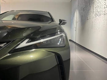 Photo 10 du bon plan LEXUS UX 300h Luxe 2WD Toit Ouvrant occasion à 34990 €