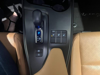 Photo 13 du bon plan LEXUS UX 300h Luxe 2WD Toit Ouvrant occasion à 34990 €