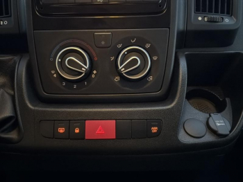 Photo 18 du bon plan PEUGEOT Boxer Fg VUL 333 L2H2 2.2 BlueHDi S&S 140ch Asphalt occasion à 22590 €