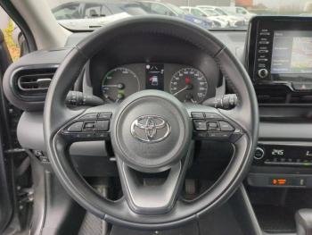 Photo 11 du bon plan TOYOTA Yaris 116h Dynamic Business 5p + Programme Beyond Zero Academy MY22 occasion à 17990 €