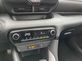 Photo 17 du bon plan TOYOTA Yaris 116h Dynamic Business 5p + Programme Beyond Zero Academy MY22 occasion à 17990 €