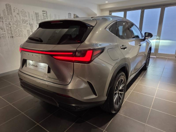 Photo 16 du bon plan LEXUS NX 450h+ Luxe 4WD occasion à 43990 €