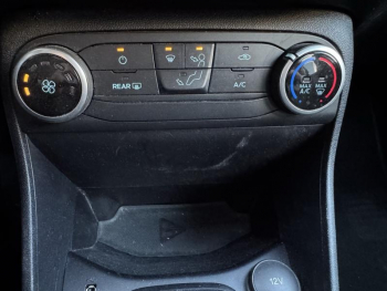 Photo 25 du bon plan FORD Fiesta 1.1 75ch Cool & Connect 5p occasion à 12950 €