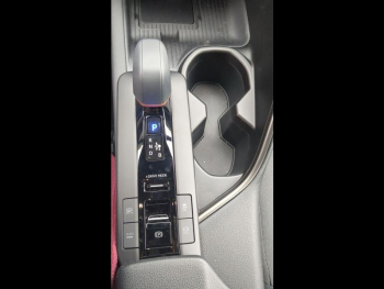 Photo 33 du bon plan TOYOTA C-HR 2.0 Hybride Rechargeable 225ch Design MY25 occasion à 36990 €