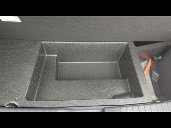 Photo 38 du bon plan TOYOTA C-HR 2.0 Hybride Rechargeable 225ch Design MY25 occasion à 36990 €