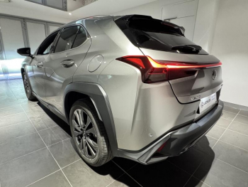 Photo 8 du bon plan LEXUS UX 300h F SPORT Design 2WD occasion à 31900 €