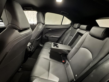 Photo 15 du bon plan LEXUS UX 300h F SPORT Design 2WD occasion à 31900 €