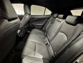 Photo 12 du bon plan LEXUS UX 300h F SPORT Design 2WD occasion à 31900 €