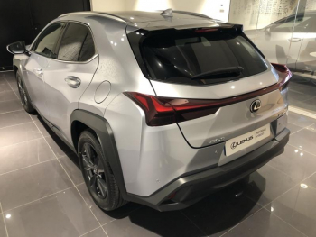 Photo 5 du bon plan LEXUS UX 250h Luxe 2WD Pack Technologie occasion à 33900 €