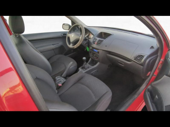 Photo 16 du bon plan PEUGEOT 206 + 1.4 HDi Trendy 3p occasion à 4990 €