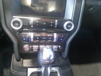 Photo 26 du bon plan FORD Mustang Fastback 5.0 V8 450ch GT BVA10 occasion à 56900 €