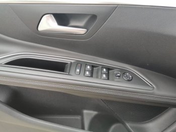 Photo 6 du bon plan PEUGEOT 3008 1.2 PureTech 130ch Allure S&S occasion à 10590 €