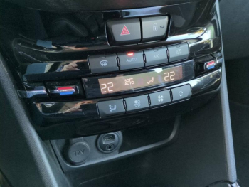 Photo 19 du bon plan PEUGEOT 2008 1.2 PureTech 130ch Allure S&S occasion à 7490 €